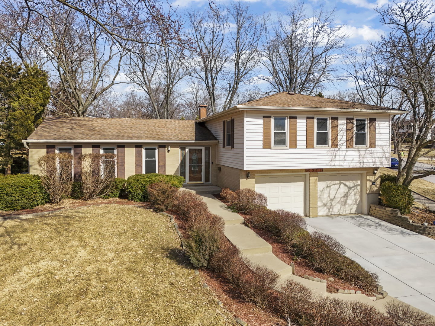 Property Photo:  706 Crest Lane  IL 60532 