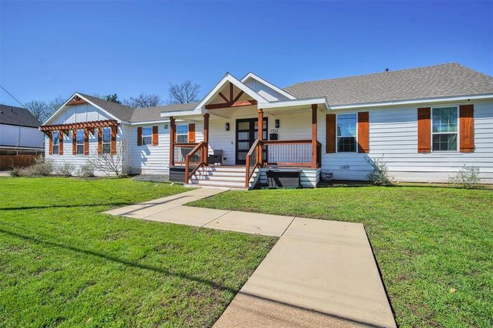 Property Photo: 1723 N Edgefield Avenue TX 75208