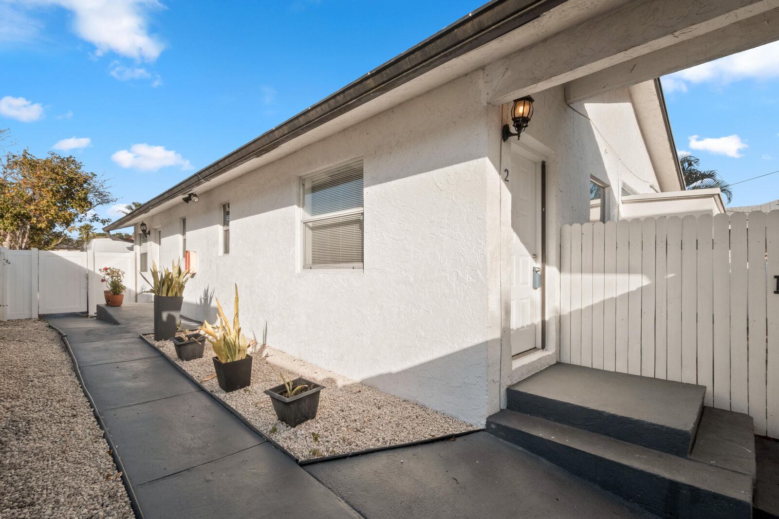 Property Photo:  818 NE 14th Place 2  FL 33304 