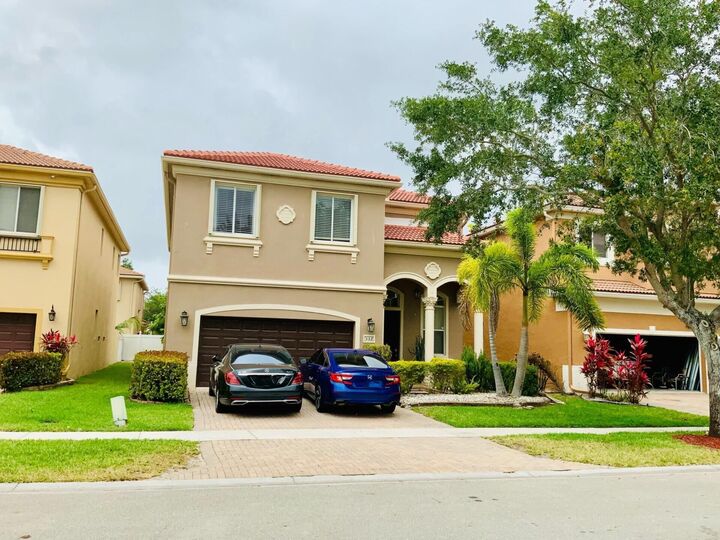 Property Photo: 532 Gazetta Way FL 33413