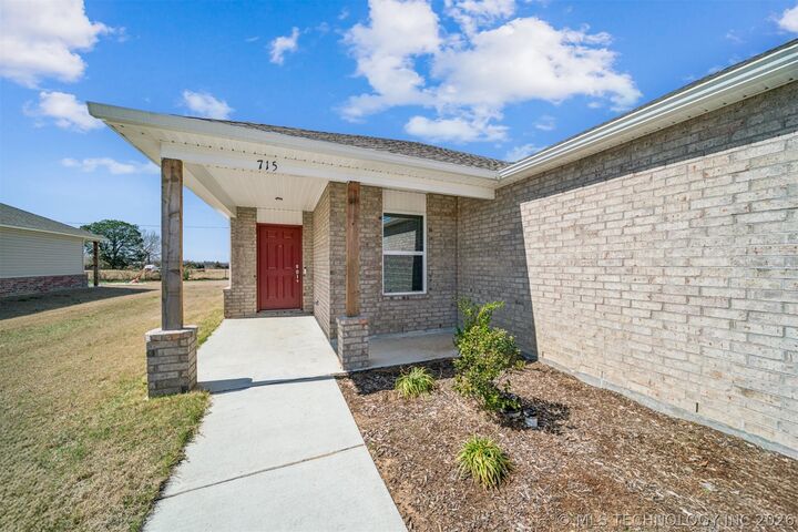 Property Photo:  715 N Dogwood Avenue  OK 74421 