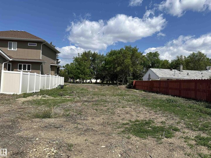 Property Photo:  8527 77 Avenue NW  AB T6C 0L5 