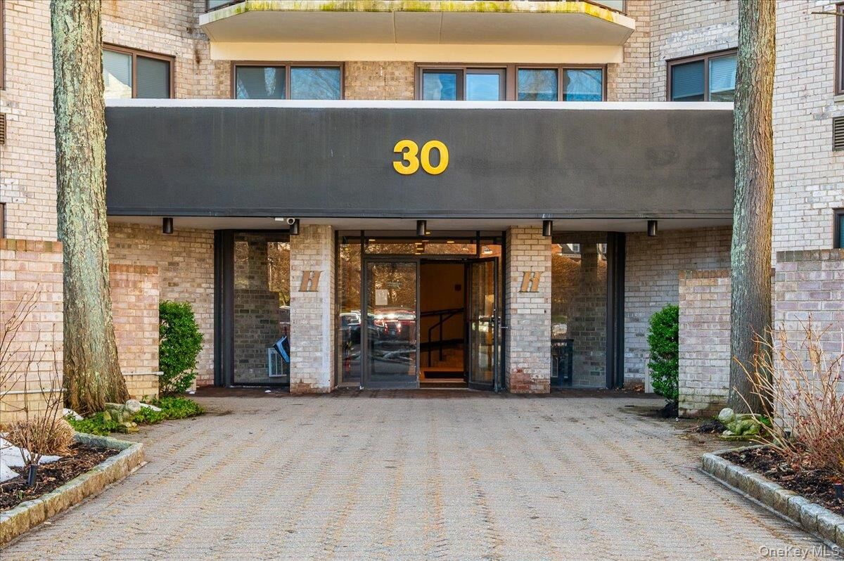 Property Photo: 30 Greenridge Avenue 4M NY 10605