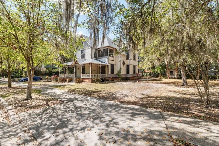 Property Photo:  306 NE 3rd Street  FL 32601 