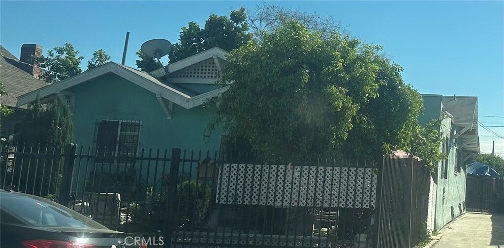 Property Photo:  1024 W 42nd Pl  CA 90037 