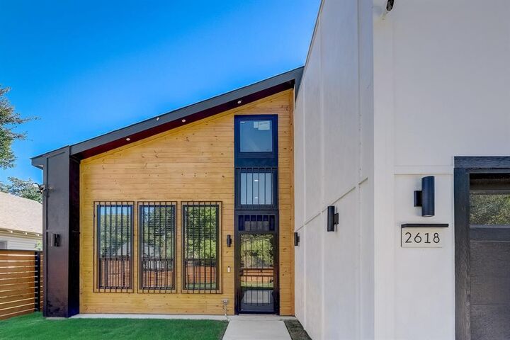 Property Photo: 2618 Carpenter Avenue TX 75215