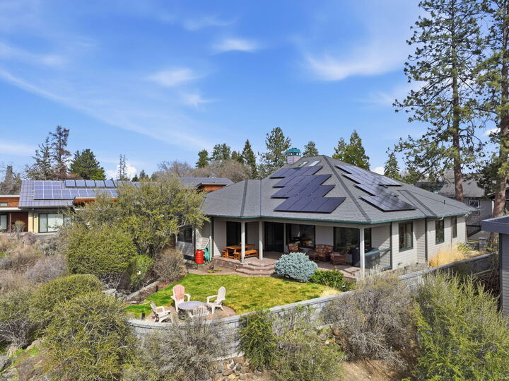 Property Photo:  26 NW Shasta Place  OR 97703 