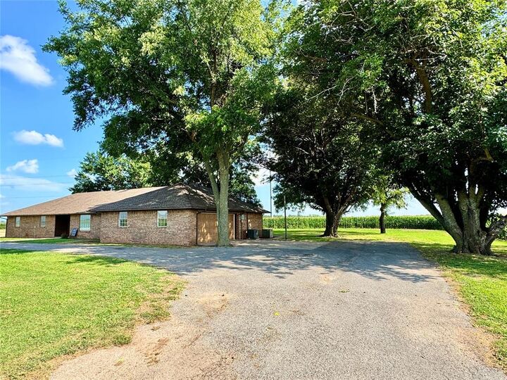Property Photo:  1383 County Road 1373  OK 73018 