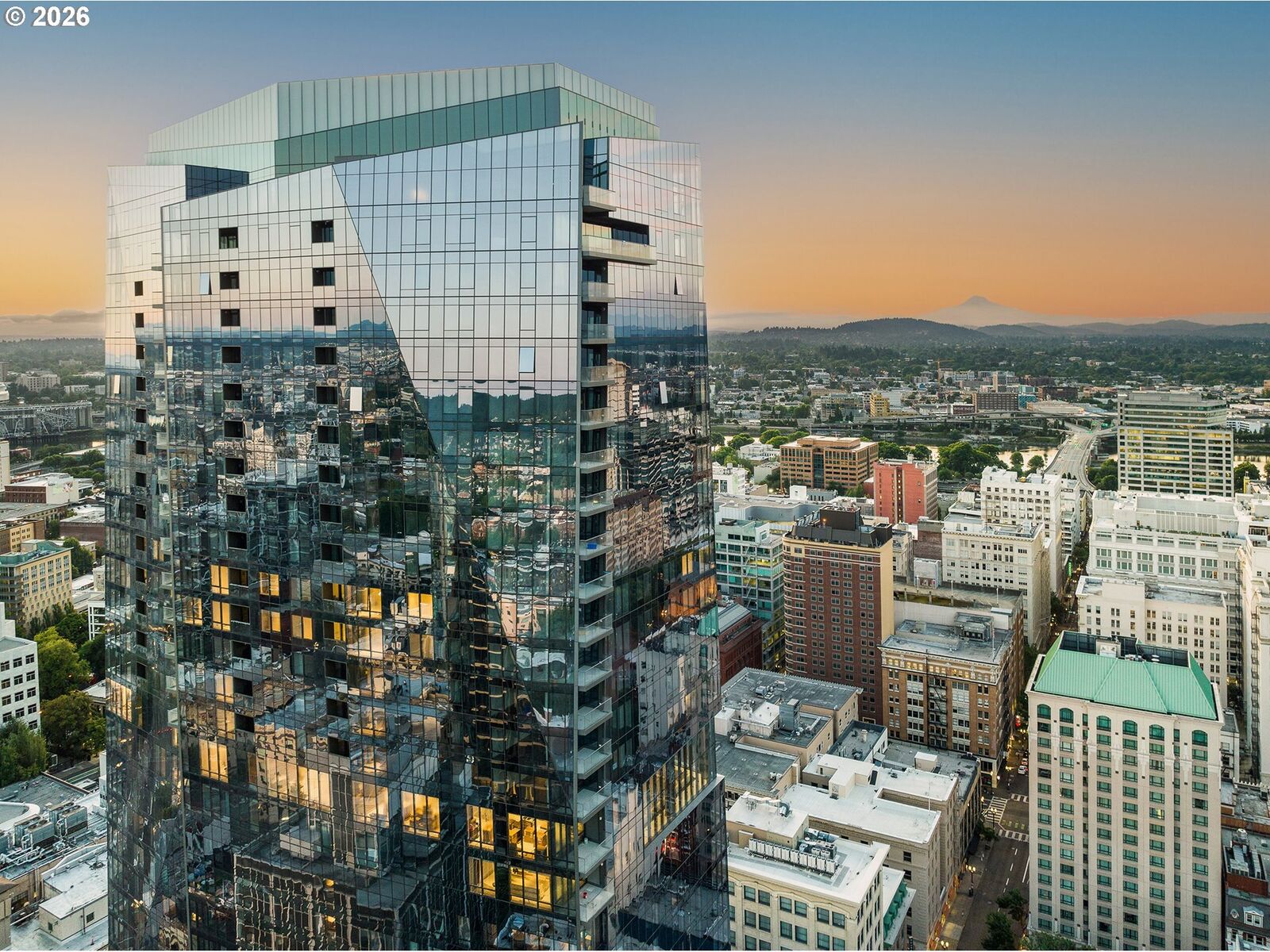 Property Photo:  550 SW 10th Ave 2604  OR 97205 