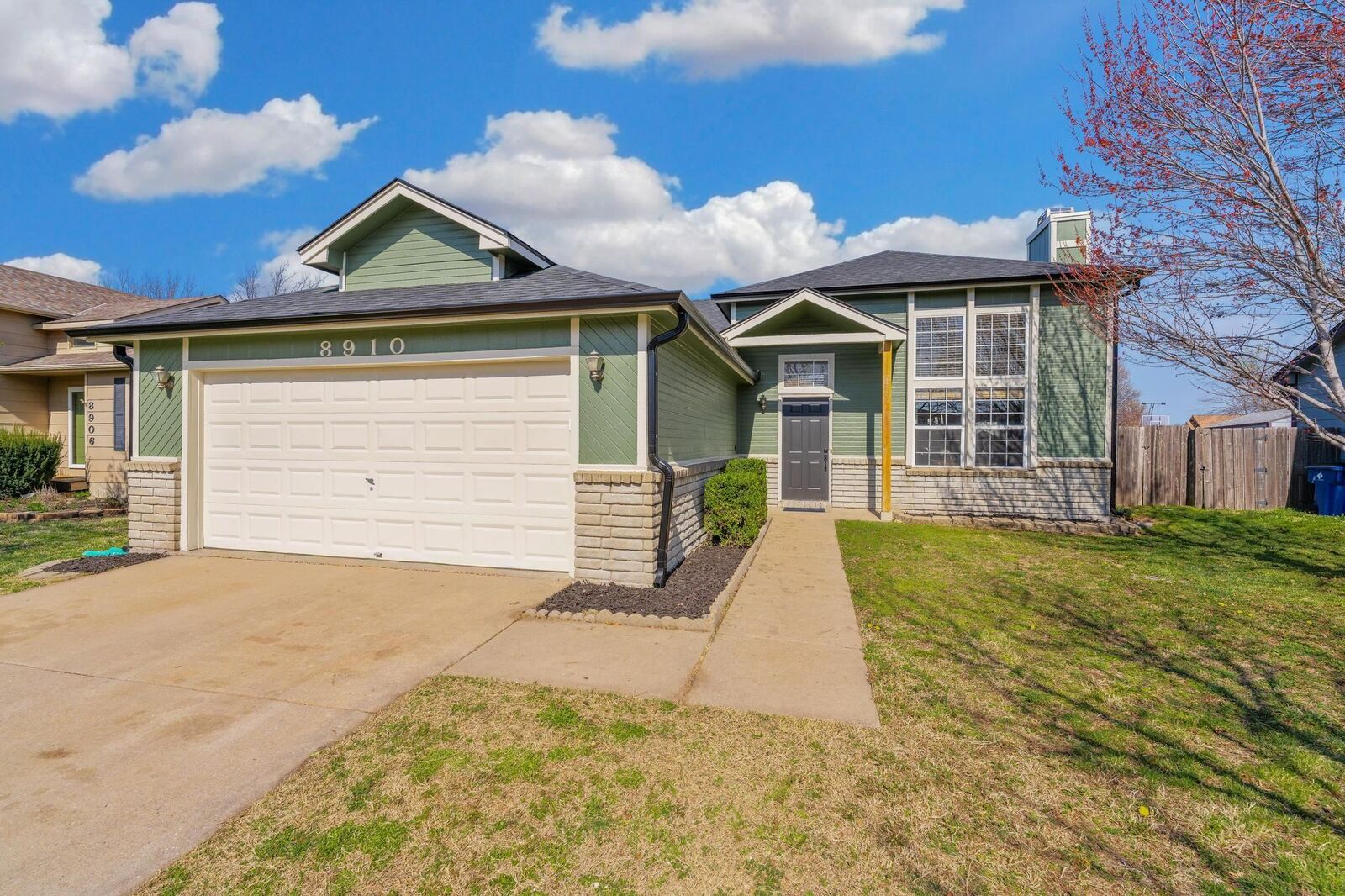 Property Photo: 8910 E Creed St KS 67210