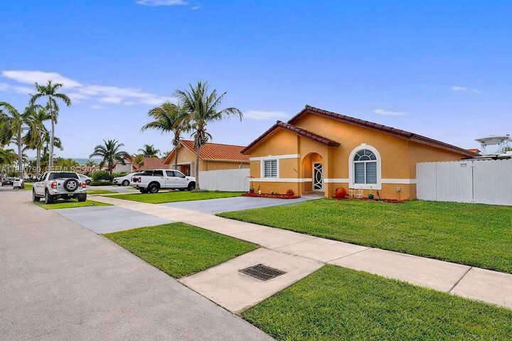 Property Photo:  1405 SE 7th St  FL 33033 