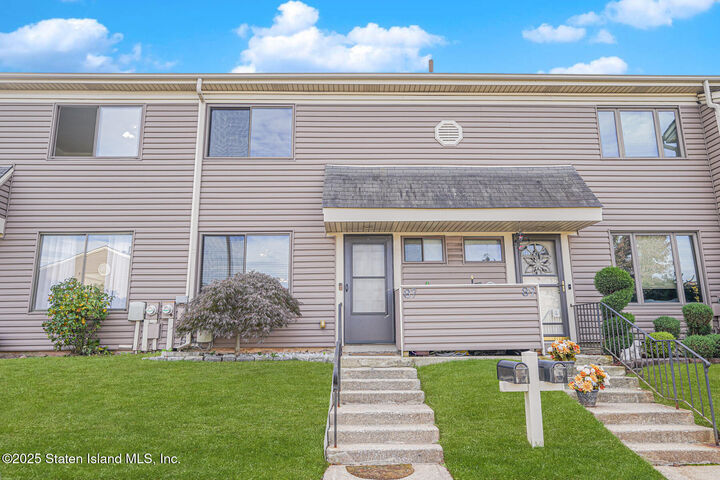 Property Photo:  87 Cypress Loop  NY 10309 