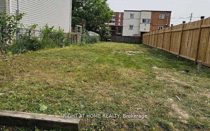 361 Adelaide Avenue W — photo 1