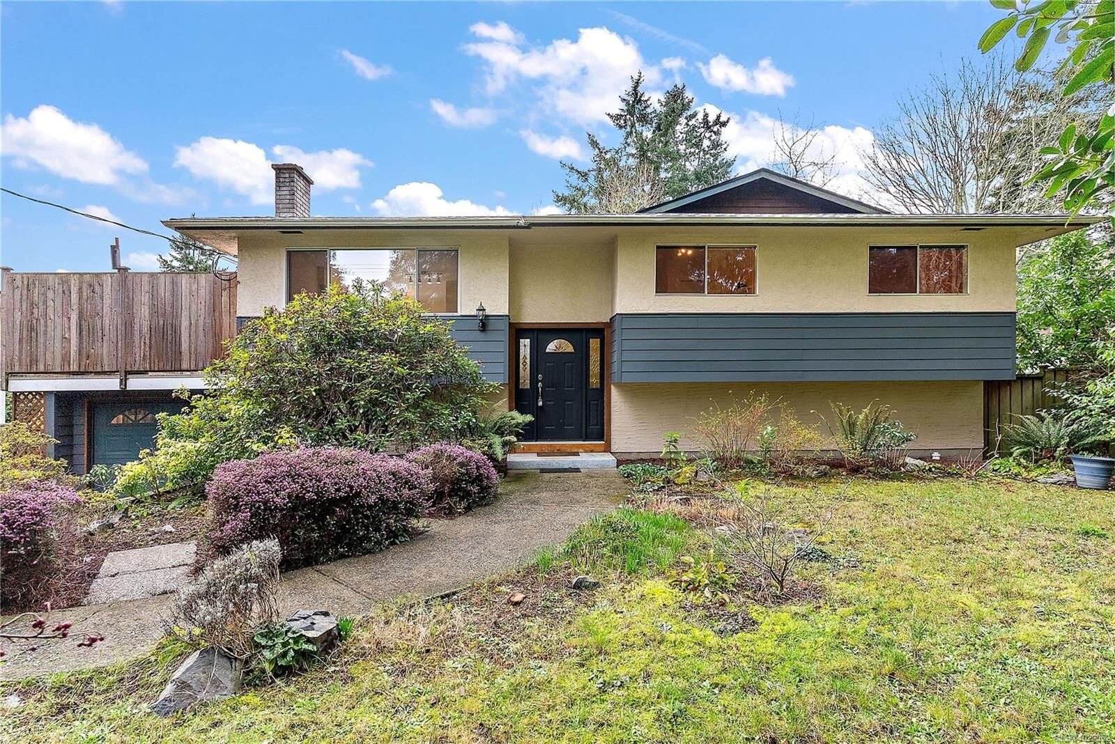 Property Photo:  2009 Stelly'S Cross Rd  BC V8M 1M8 