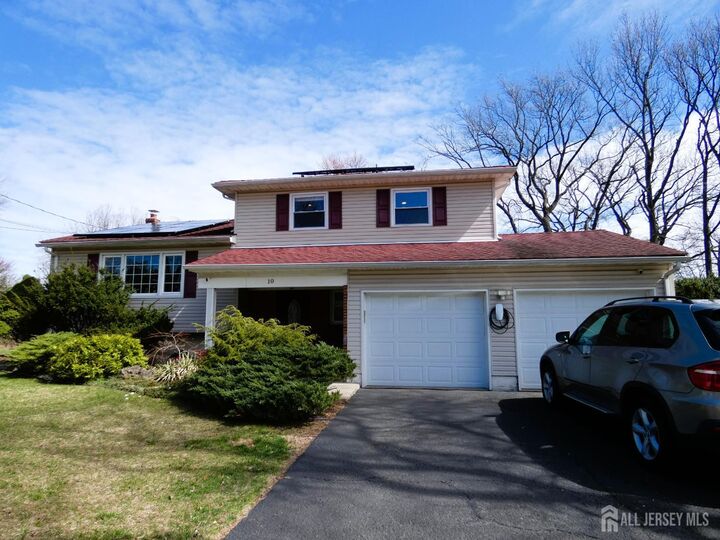 Property Photo:  10 Falcon Drive  NJ 08820 