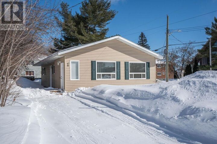 Photo de la propriété:  4 Labelle Ave  ON P6B 3B9 