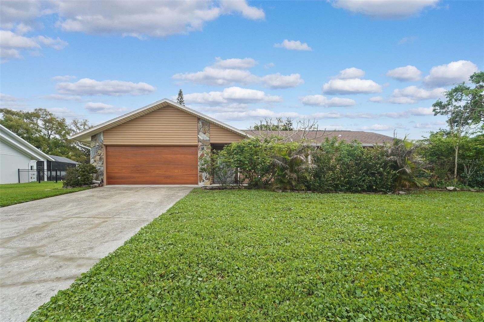 Property Photo:  2007 Golf View Drive  FL 34698 