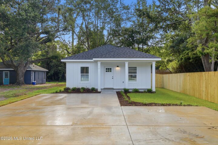 Property Photo:  154 Balmoral Avenue  MS 39531 