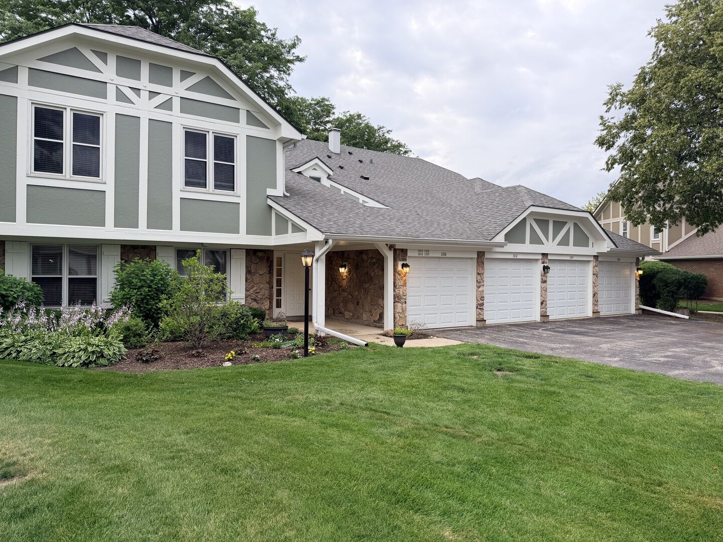Property Photo: 1310 Cromwell Court 1310 IL 60061