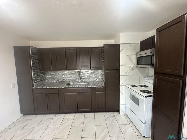 Property Photo:  1112 N Lea Street  NM 88101 