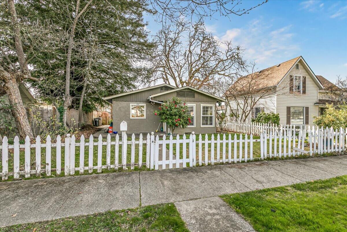 Property Photo:  707 SW I Street  OR 97526 