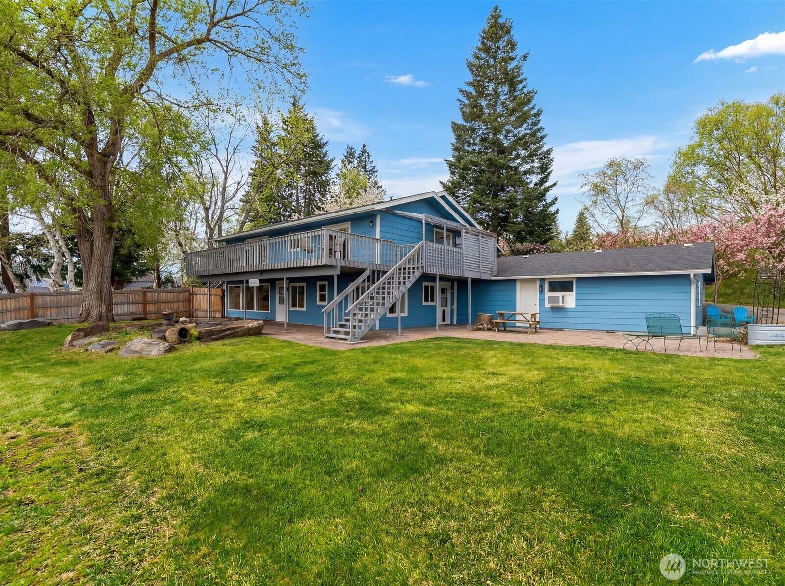 Property Photo:  1220 S Webb Place  WA 98802 