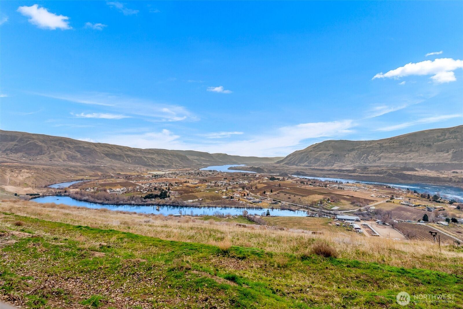 Property Photo:  1220 S Webb Place  WA 98802 