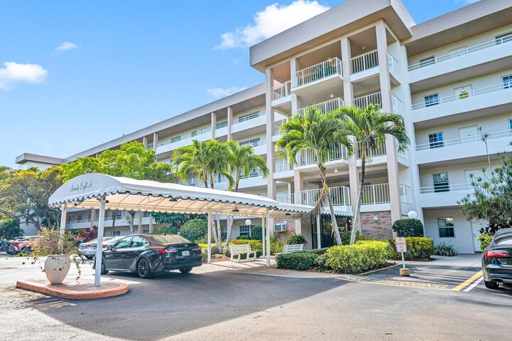 Property Photo:  3970 Oaks Clubhouse Drive 401  FL 33069 