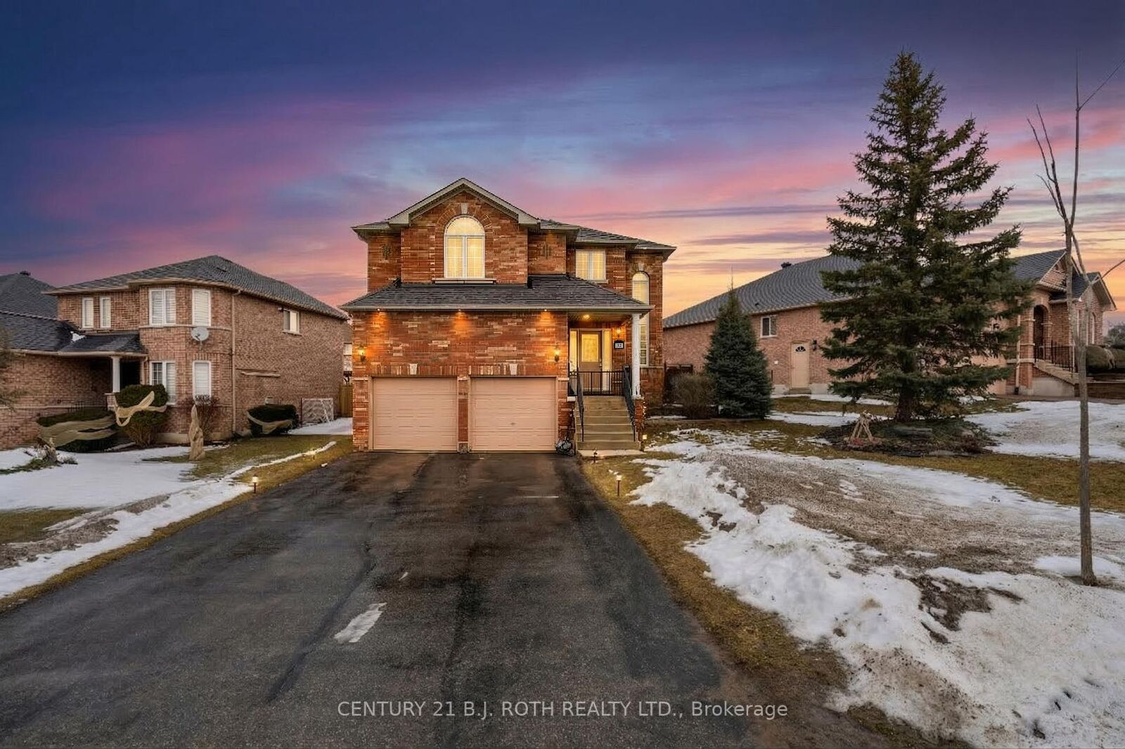 Property Photo:  32 Prince Of Wales Drive  ON L4N 0T2 