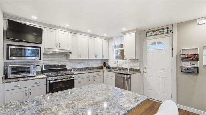 Property Photo:  2419 Pioneer Ave  PA 15226 