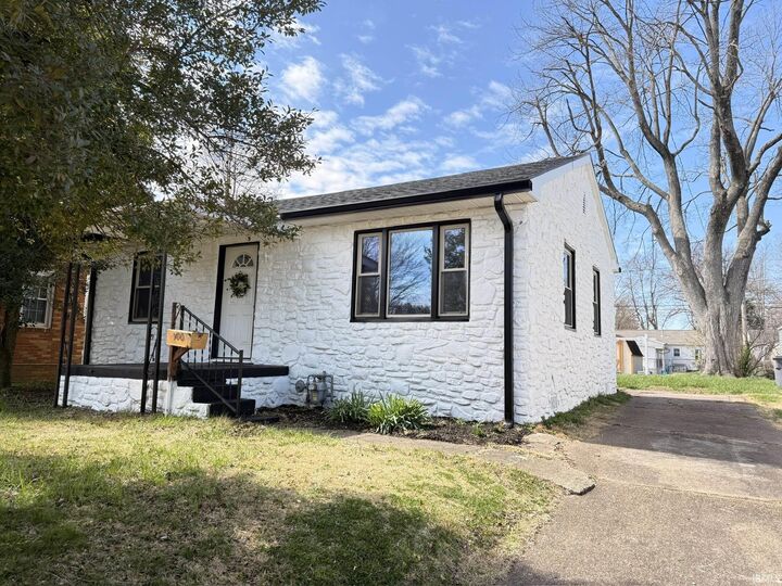 Property Photo:  900 N Kelsey Avenue  IN 47711 