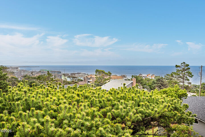 Property Photo:  421 NW 13th Street  OR 97365 