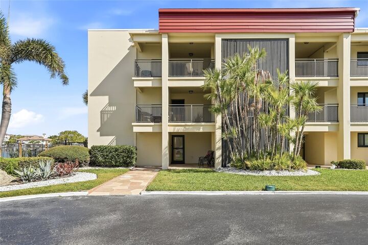 Property Photo:  868 Bayway Boulevard 101  FL 33767 