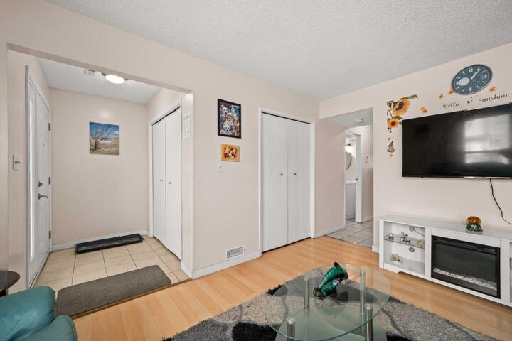 Property Photo:  124 Berkley Way NW  AB T3K 1B6 