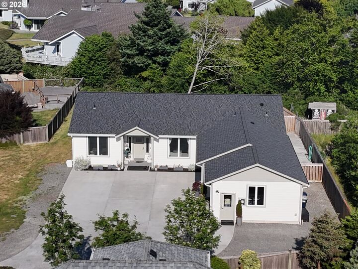 Property Photo: 7205 Edge Cliff Dr OR 97415