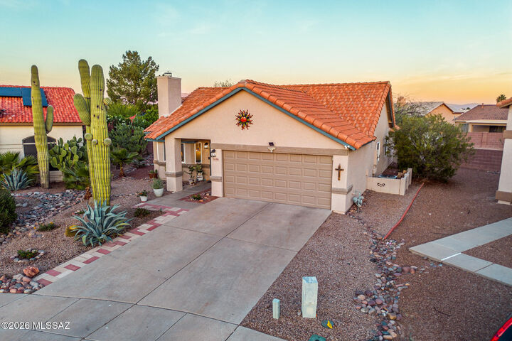 Property Photo:  8846 N Willeta Drive  AZ 85743 