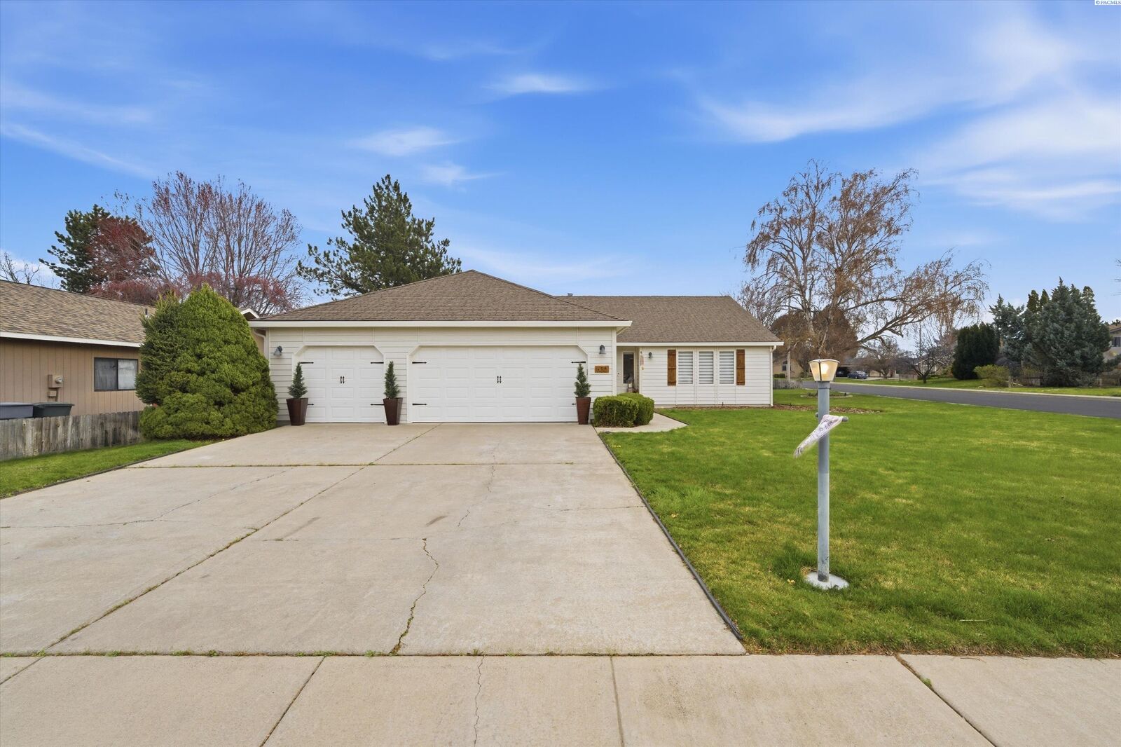 Property Photo:  630 Meadows Drive East  WA 99352 