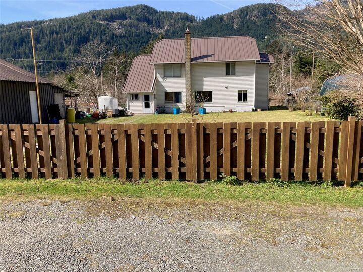 147 Maquinna Ave — photo 1