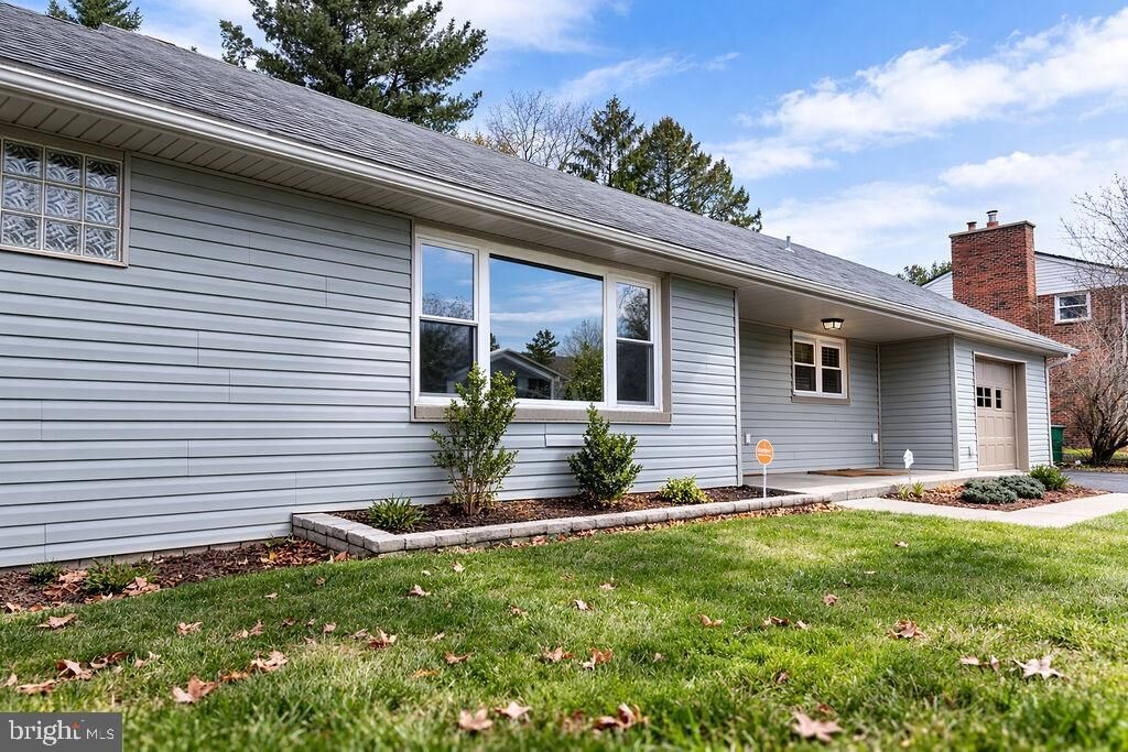 Property Photo:  9 Oakmont Road  PA 17109 