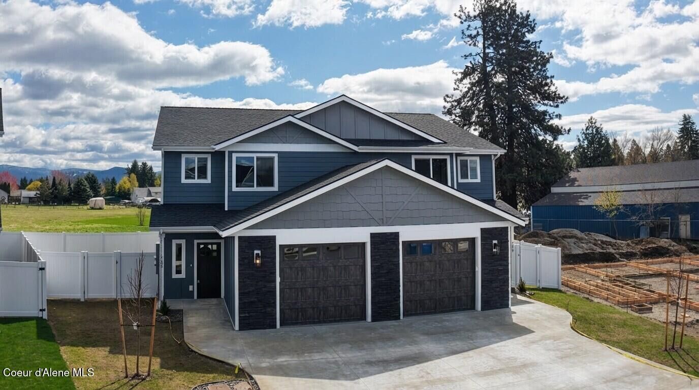 Property Photo:  214 E Lobo Loop  ID 83835 