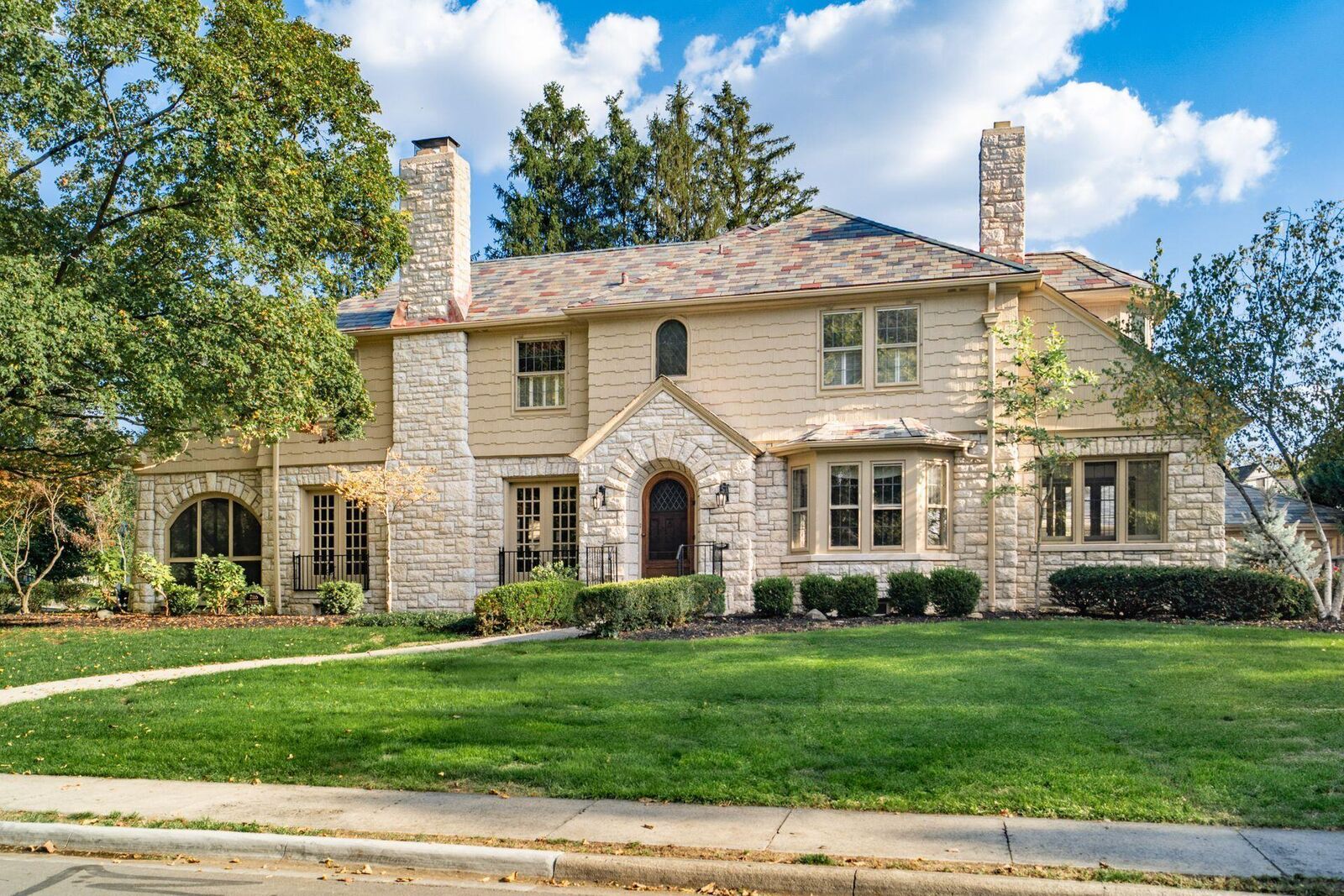 Property Photo: 2165 S Parkway Drive OH 43221