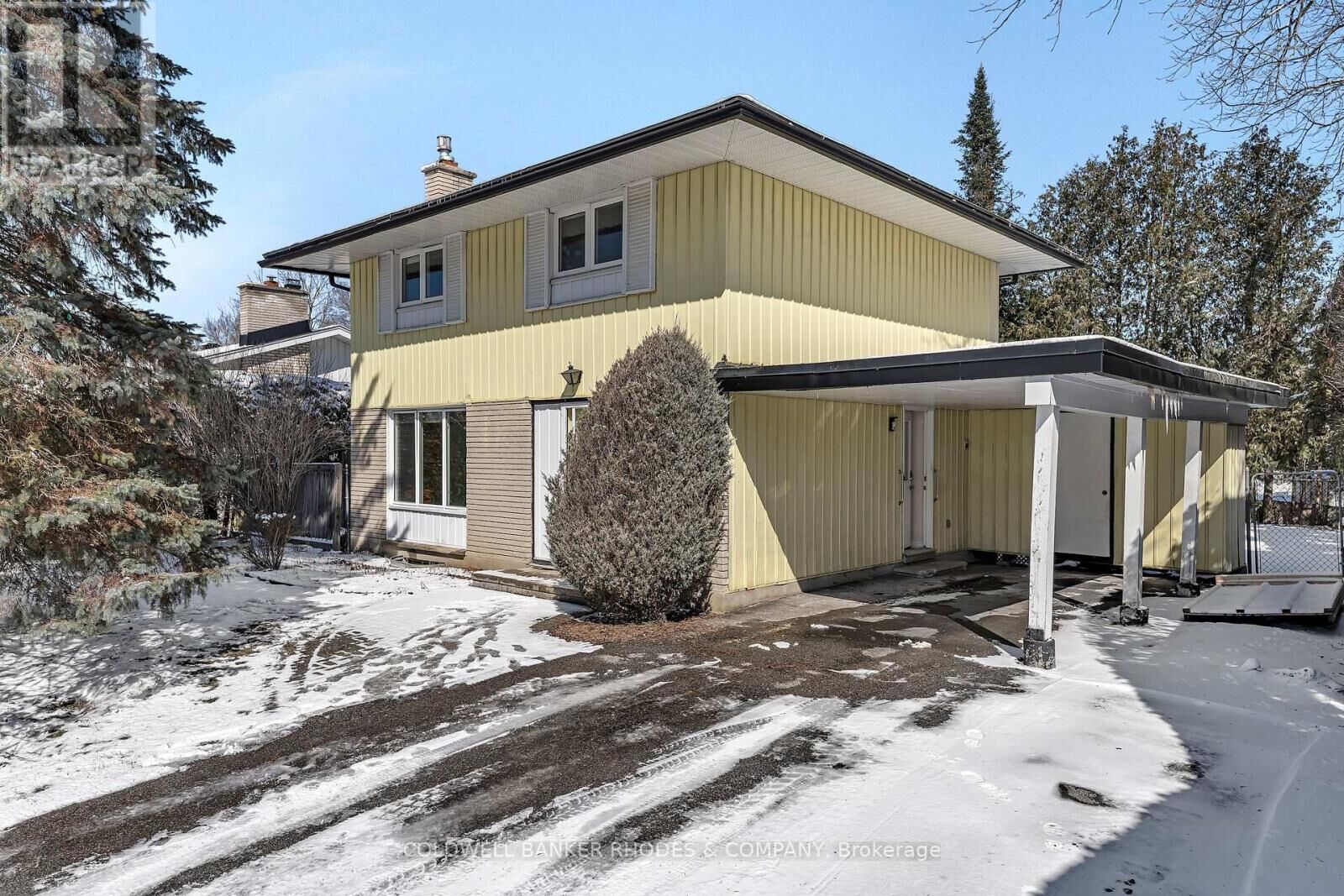 Property Photo: 22 Dayton Crescent ON K2H 7N9