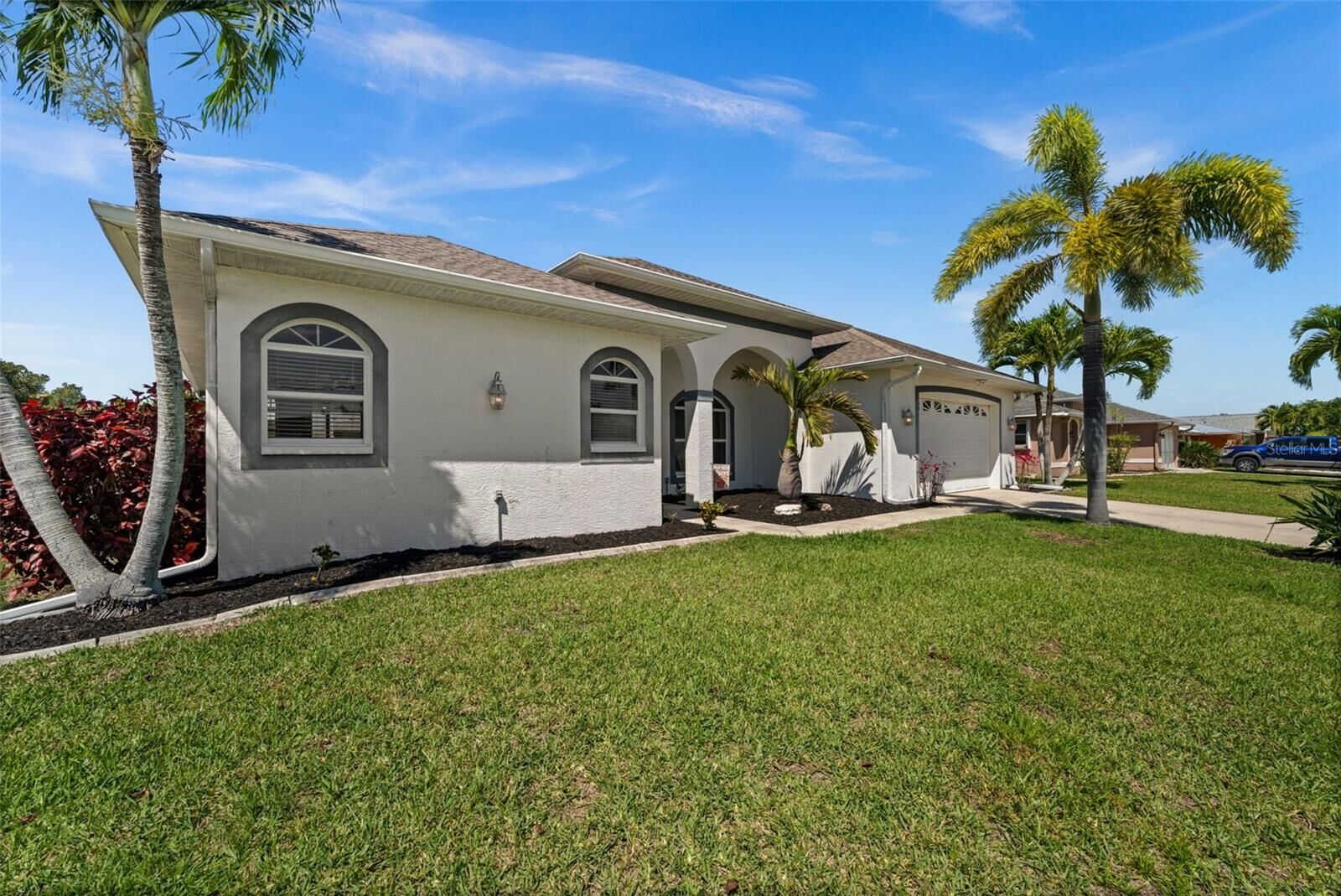 Property Photo:  410 SE 20th Court  FL 33990 