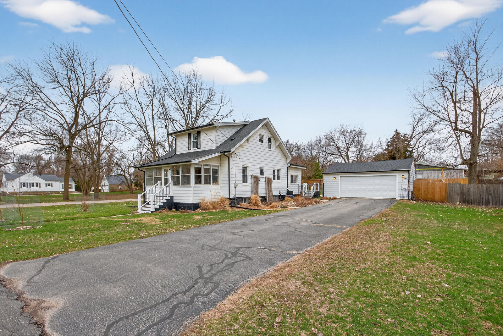 Property Photo: 2126 W Franklin Street MI 49203