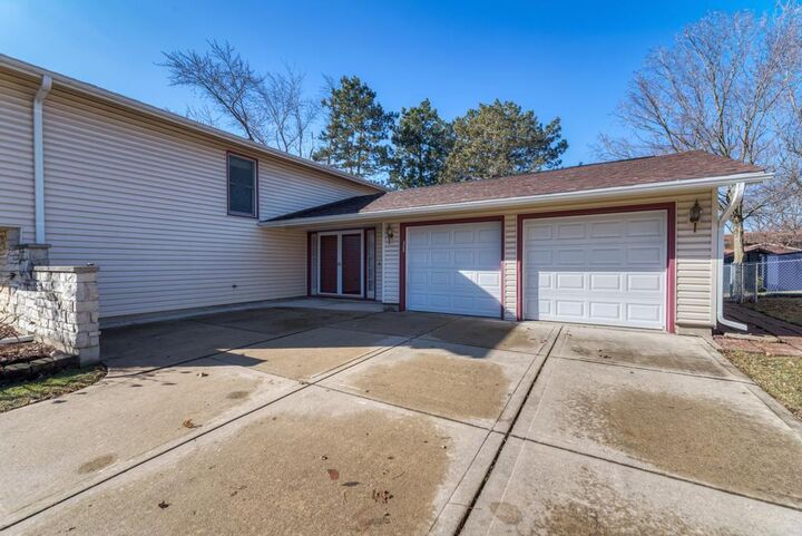 Property Photo:  182 Lockwood Lane  IL 60108 