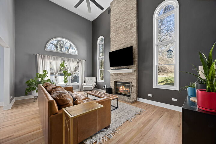 Property Photo: 907 Thornwood Court 2 IL 60174