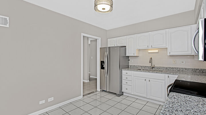 Property Photo:  10630 W Cermak Road 2E  IL 60154 