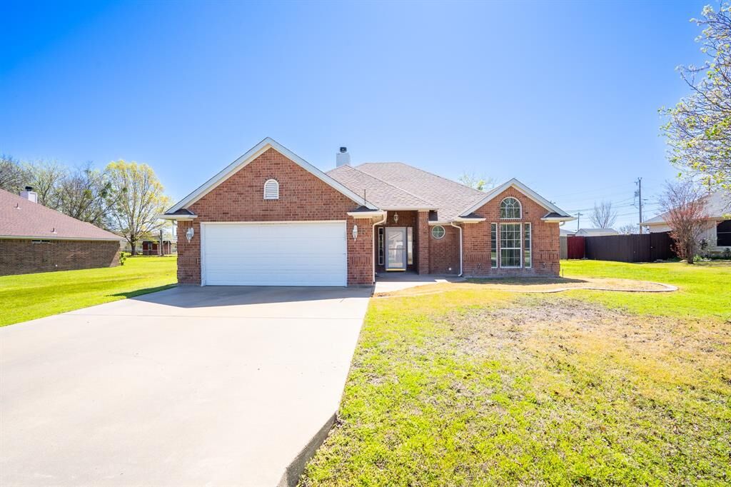 Property Photo:  1909 Lazy Court  TX 76048 