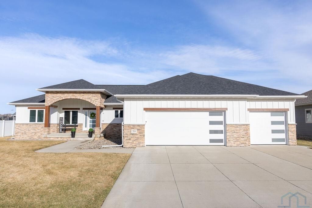 Property Photo: 704 Kingston Circle IA 51054