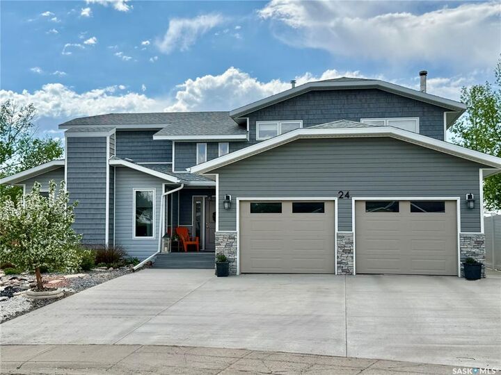24 Hahn Crescent — photo 1